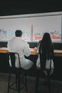 un hombre y una mujer sentados en una mesa en Hotel Ghala Salta en Salta