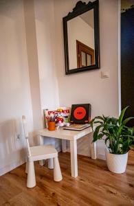 a white desk with a laptop and a chair at Apartament Marklissa in Leśna