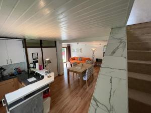 een keuken en een woonkamer met een marmeren aanrecht bij Haus mit 4 Schlafmöglichkeiten in Hamburg