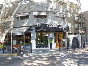 uma loja em frente a um edifício numa rua em PH cerca Río de la Plata, bares y cafes em Vicente López