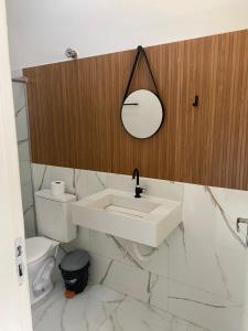een badkamer met een wastafel en een toilet bij Portal do Sol in Itaberaba