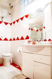 マイオーリにあるHoliday home Amalfi Coast Maioriのバスルーム(トイレ、洗面台、鏡付)