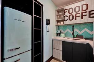 Кухня или мини-кухня в Green Studio Host By BeeNomad
