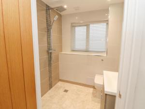 un bagno con doccia, WC e lavandino di Beckside House a Cockermouth Altre 21 foto