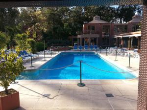 ein Schwimmbad mit einem Seil um ihn herum in der Unterkunft Rincon del Este Resort in Punta del Este