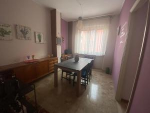 a dining room with a table and some chairs at La casa di Marta in Valeggio sul Mincio
