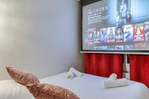 Posteľ alebo postele v izbe v ubytovaní Montaigne Executive Suite