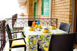 stół z napojami i owocami na balkonie w obiekcie Holiday home Amalfi Coast Maiori w mieście Maiori
