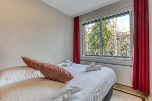 Posteľ alebo postele v izbe v ubytovaní Montaigne Executive Suite