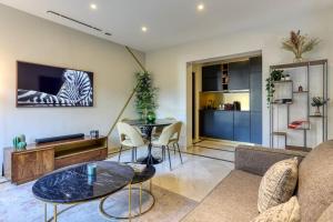 Posedenie v ubytovaní Montaigne Executive Suite