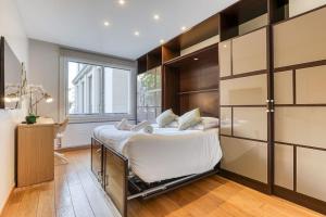 Posteľ alebo postele v izbe v ubytovaní Montaigne Executive Suite + 37 fotografií