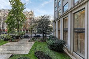 Vonkajšia záhrada v ubytovaní Montaigne Executive Suite
