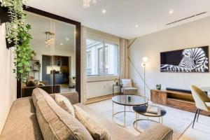 Posedenie v ubytovaní Montaigne Executive Suite
