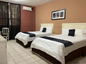 una habitación de hotel con 2 camas en una habitación en Capital OC hotel Marney en Aguascalientes