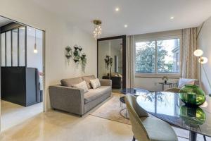 Posedenie v ubytovaní Montaigne Executive Suite