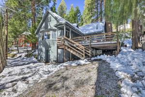 une maison dans les bois avec de la neige au sol dans l'établissement California Retreat with Deck, Fire Pit and Grill!, à Long Barn