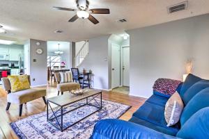 sala de estar con sofá azul y mesa en Cozy Austin Home with Yard Near Downtown! en Austin
