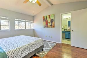 1 dormitorio con 1 cama y ventilador de techo en Cozy Austin Home with Yard Near Downtown! en Austin