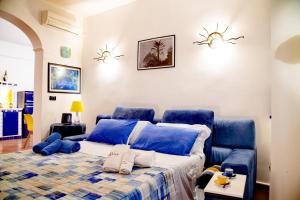um quarto com uma cama azul e um sofá azul em Holiday home Amalfi Coast Maiori em Maiori