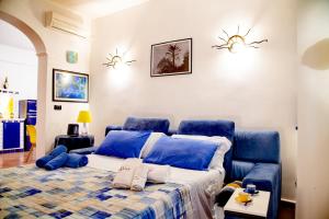 sypialnia z niebieskim łóżkiem i niebieską kanapą w obiekcie Holiday home Amalfi Coast Maiori w mieście Maiori