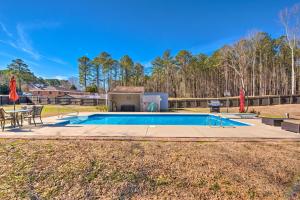 basen w ogrodzie ze stołem i grillem w obiekcie Atlanta Area Vacation Rental with Private Pool w mieście Hiram