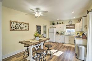 cocina con mesa y sillas y ventilador de techo en Centrally Located House in Chico with Gas Grill, en Chico