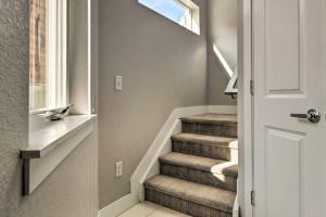 Fotografie z fotogalerie ubytování Modern Townhome Rental 1 Mi to Downtown Denver! v destinaci Denver