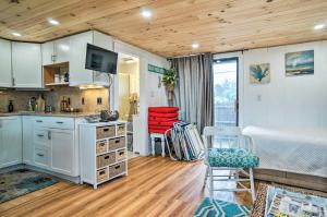 una cocina con armarios blancos y una cama en una habitación en Cape Cod Vacation Rental Walk to Beach! en Dennis Port