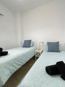 twee bedden naast elkaar in een kamer bij LaFrenchTouch - Torrequebrada 2dorm cerca playa in Benalmádena