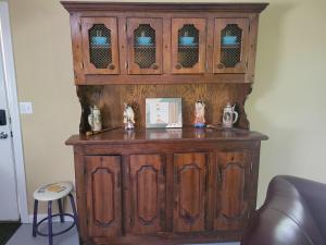 un armario de madera con algunas figuras encima en The Little House at EVOO en Cookeville