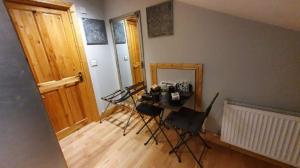 una camera con sedie, tavolo e pavimento in legno di Forest Hills Lodge a Slane