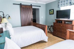 een slaapkamer met 2 bedden en een flatscreen-tv bij Marriott Ranch Bed and Breakfast in Hume