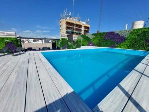 una piscina azul en la parte superior de un edificio en Excelente departamento zona Hospital Italiano a estrenar con amenities en Buenos Aires