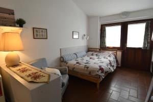 ein Wohnzimmer mit einem Bett und einem Sofa in der Unterkunft Alla Cantina in Aurisina Case