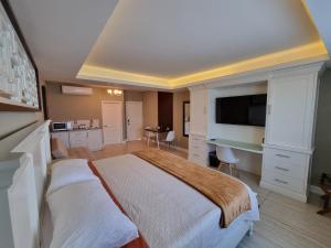 1 dormitorio grande con 1 cama grande y cocina en Casa Escamela Suites privadas en Orizaba
