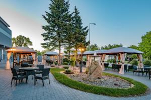 Κήπος έξω από το Floros simfonija Jūros