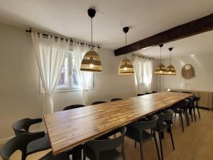 einen großen Holztisch in einem Zimmer mit Stühlen in der Unterkunft El Refugio de Abejar in Abejar