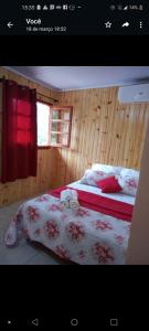 1 dormitorio con 2 camas en una pared de madera en Hotel cabanas bom Jesus en Ametista do Sul