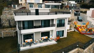 un grand bâtiment blanc avec un grand gonflable dans l'établissement Sapanca villa, à Sapanca