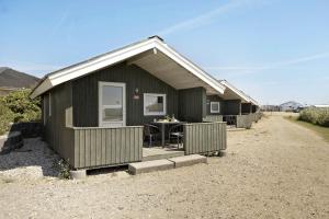 LakolkにあるFirst Camp Lakolk Strand Campingの黒家