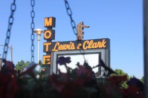 Lewis & Clark Motel - Bozeman的证书、奖牌、标识或其他文件