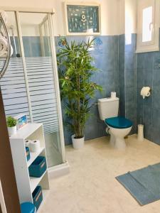 a bathroom with a toilet and a plant at Villa Patrizia in Bastia