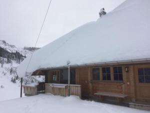 Alphütte Sammligen Hilfernpass v zimě