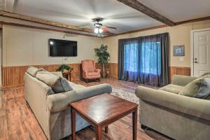 uma sala de estar com dois sofás e uma televisão em Cozy Murrells Inlet Home about 3 and 4 Mi to Beach! em Myrtle Beach