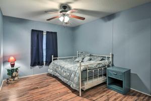 een slaapkamer met een bed en een plafondventilator bij Cozy Murrells Inlet Home about 3and4 Mi to Beach! in Myrtle Beach