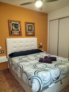 ein Schlafzimmer mit einem großen Bett in einem Zimmer in der Unterkunft Aitana Apartment in Gran Alacant
