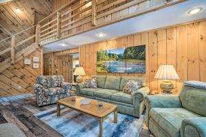 Ein Sitzbereich in der Unterkunft Relaxing Home Mins from Mt Snow, Hiking, and Lakes