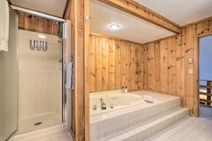 Ein Badezimmer in der Unterkunft Relaxing Home Mins from Mt Snow, Hiking, and Lakes + 32 Fotos