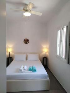 a bedroom with a bed with two towels on it at Kythnos - Loutra- House in Loutrá