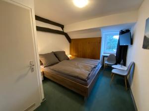 a small bedroom with a bed and a window at Weinzeit Kröv in Kröv